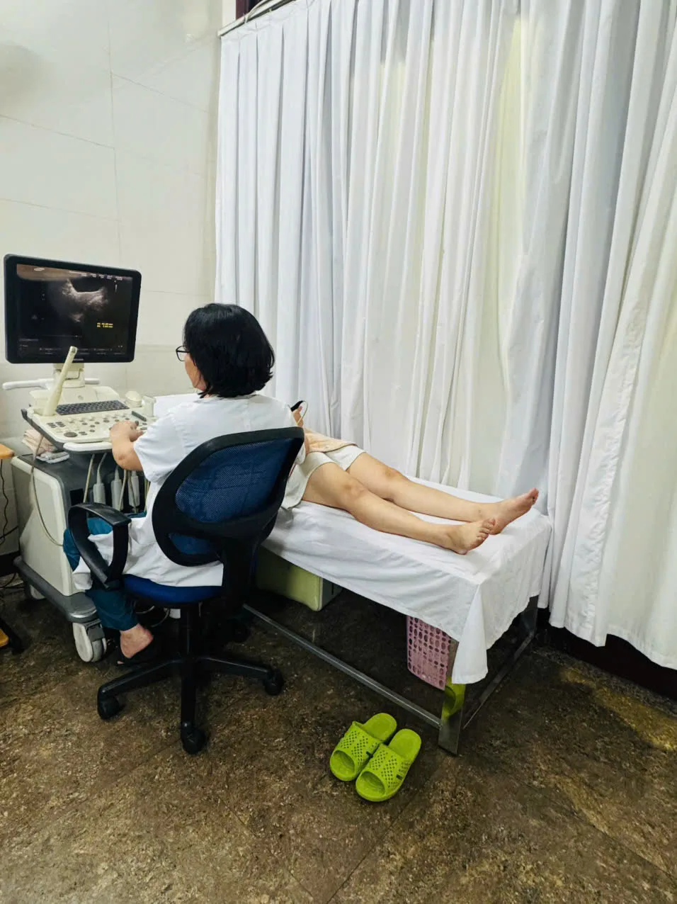 Bác sĩ CKI Vũ Thị Thơi trực tiếp siêu âm thai nhẹ nhàng, chu đáo