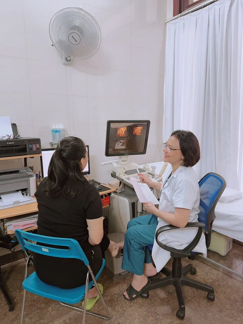 Bác sĩ CKI Vũ Thị Thơi trực tiếp tư vấn, lắng nghe người bệnh