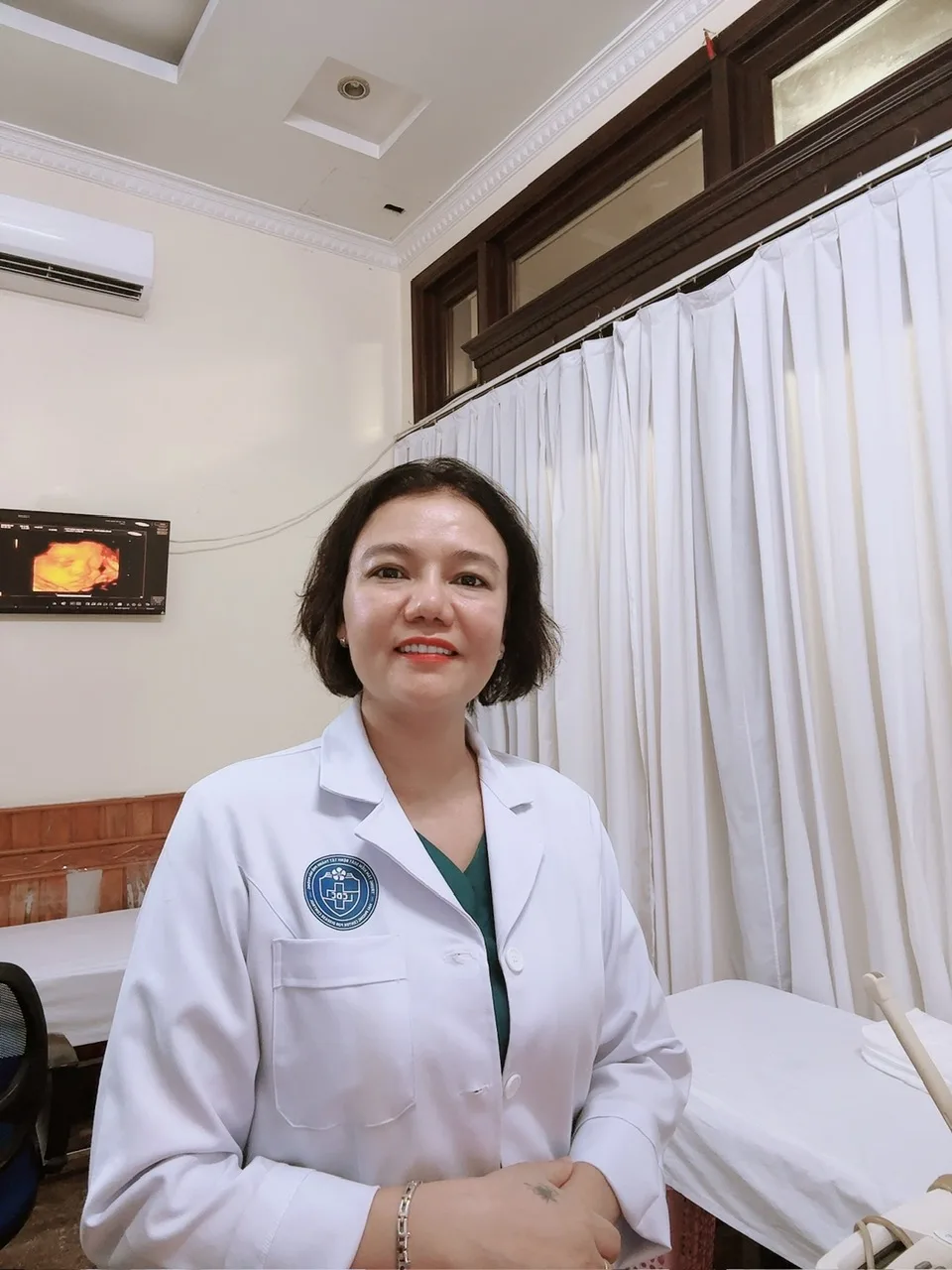 Bác sĩ CKI Vũ Thị Thơi đứng trong phòng khám Sản phụ khoa Thiên Phúc